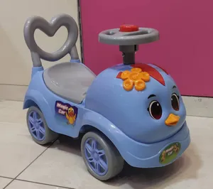 سيارة تعتمد على دفش الطفل بقدميه
