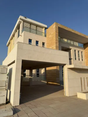 فرصة لا تتكرر – فيلا فاخرة بضخامة القصور في موقع استراتيجي متميز A Grand Luxury Villa