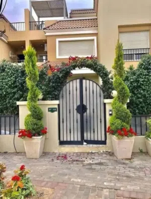 ڤيلا standalone في سراي بالتقسيط ع طريق السويس مباشره 15دقيقه من مطار القاهره و5 دقايق للتجمع sarai