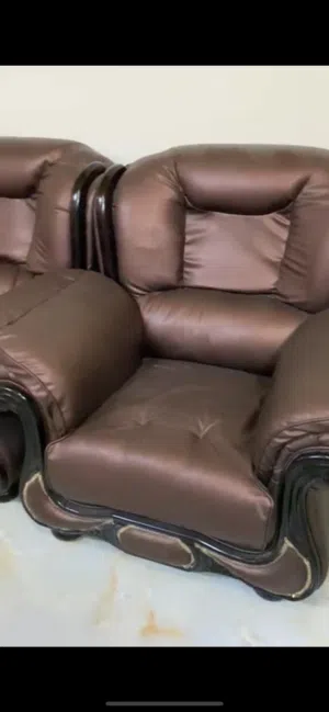 كراسي جلد جديده ومستخدمه بشكل بسيط جدا