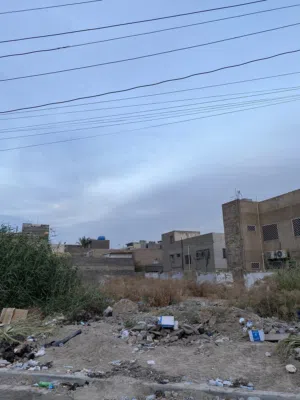 للبيع قطعة ارض مساحة 890 متر في السيدية شارع التجاري داخل فرع قاعة اعزاز للبيع محلة 821
