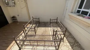جلسه خارجيه بحاله ممتازه ثلاثه كراسي و طاوله من الرخام