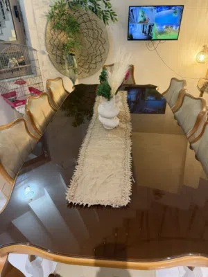 ميز طعام خشب وزجاج