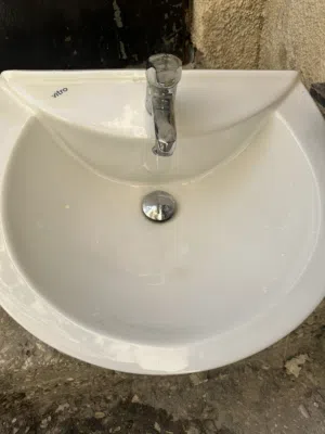 مغسلتين مع خلاط تركي عدد 2 ومقعده شطاف افرنجي  للبيع