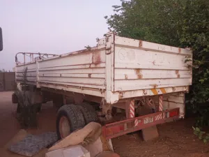 مقطورة الصنع إيطالي شبه جديد  اشتغل على طول اخدم طول