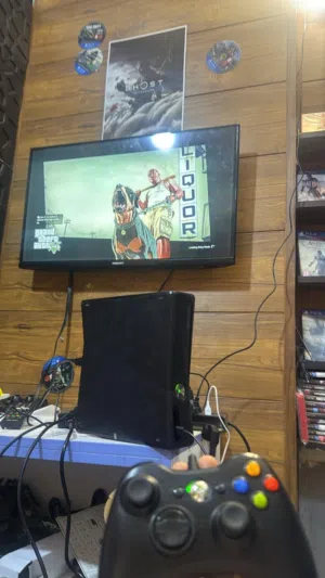 Xbox 360 معدلة ومع 11 لعبه وconroller