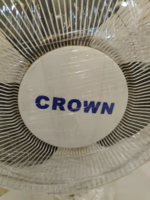 مروحه جنب نوع crawn لون ابيض لؤلؤي تحتوي على اربع ريش قويه ومفتاح سرعه من واحد لغايه 3