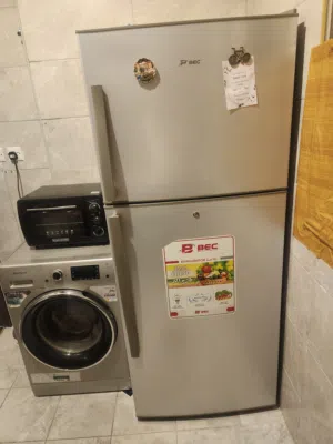 ثلاجة غسالة غاز فرن كهربائي بحالة ممتازة للبيع ثلاجة ماركة BEC غسالة ماركة Whirlpool