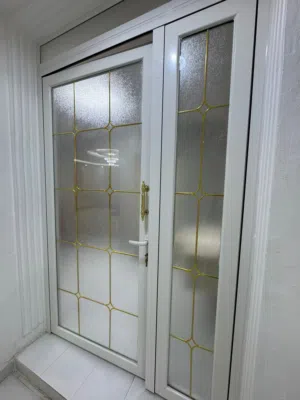 باب المنيوم مع زجاج مع قفل كامل