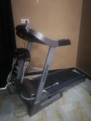جهاز مشي رياضي نظيف مستعمل قليل (متعدد المزايا) يحتوي على هزاز تخسيس