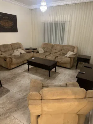 طقم جلوس أمريكي ركلاينر شامواه عسلي بحالة جيدة جدا مع طاولة تلفزيون مع طاولة و سط و طاولتين جانبي