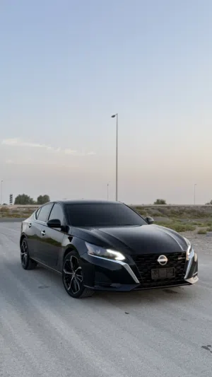 نيسان التيما 2020 باللون الملكي الجميل