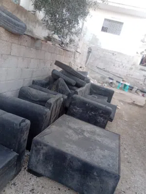 طقم كنب تسع مقاعد مع طاولتين وسط كبير