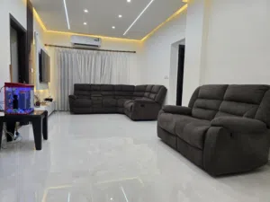 طقم ريكلاينر فخم بحالة جيدة جدا - 8 مقاعد