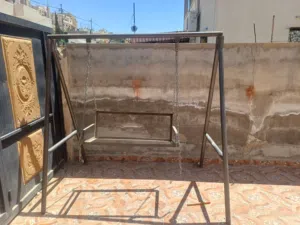 مرجيحة تفصيل حديد ثقيل شبه جديدة بحاجة تفصيل كرسي للبيع