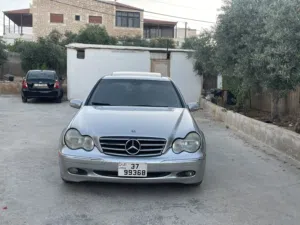 مرسيدس بنز الفئة-C موديل 2001 فضي صالون سيدان مع ميزات تقنية ومرخصة