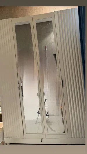 للبيع دولاب 4 ابواب حاله ممتاز استعمال خفيف جدا جدا ونظيف ومرتب رجاءً جاد يكلمني سعر 30 اخره تفصال