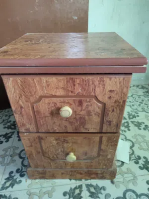 طاولات جانية للسرير العدد 2 بحالة جيدة للبيع لعدم الاستخدام