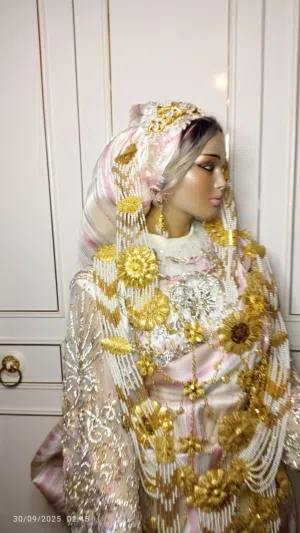 بدلة صغيره للبيع بسعر حرق كرستال ولةلي ومطرزه يدوي بي الخرز صاحبها يبي يبع بيع مستعجل ضروري ضروري جد