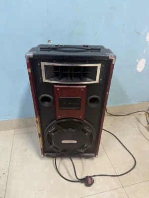 سبيكر صوت كبير (Portable Speaker) حجمه كبير ومناسب للحفلات والجلسات فيه: