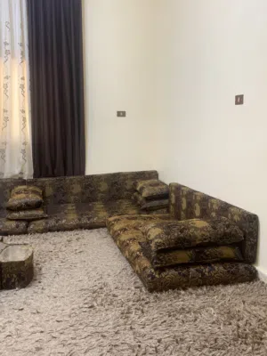 جلسة أرضية عربية فخمة جداً (صوف) مع طاولتها للبيع بسعر منافس وقابل للتفاوض