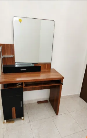 تسريحه مع مرايا وخزانه رفوف للكتب