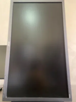 شاشه نوع ايسر نظيفه جدا وفيها قاعده قابله للتحرك في كل الاتجاهات