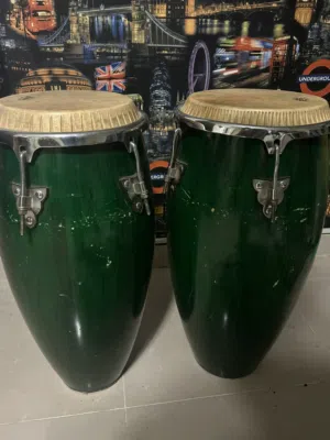 للبيع كونغا (Congas) بحالة ممتازة، صوت نظيف وجاهزة للاستخدام.