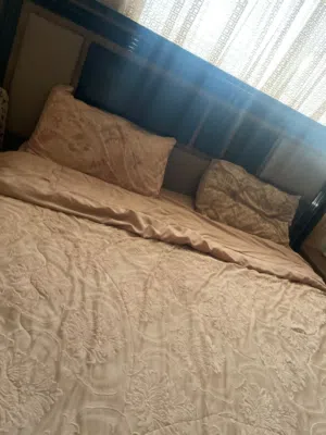 سرير غرفة نوم مزدوج مستعمل بحالة ممتازه بسعر حرق رؤية الوصف