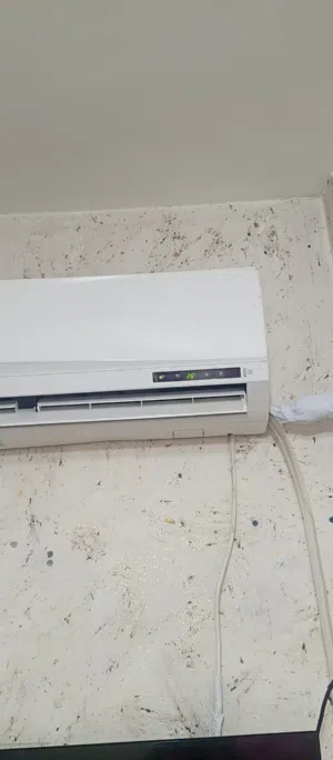 مكيف طن ونصف ال جي بحالة ممتازه للبيع