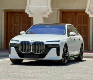 بي ام دبليو i7 XDrive60 M Grand Lusso فل كهرباء موديل 2023 بحالة الوكالة