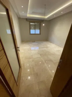 شقه. الطابق اول. لبيع مليون و600. قابل لنقاش