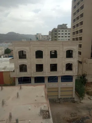 عماره للبيع في شارع الزبيري جمب برج عذبان