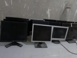 السلام عليكم يوجد لدي شاشات كمبيوتر مستعمله وطبيعات موديل قديم