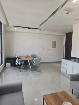 مكتب للايجار في بوشر بمساحه مفتوحه40متر /Office for rent in Bousher with an open area of 40 square