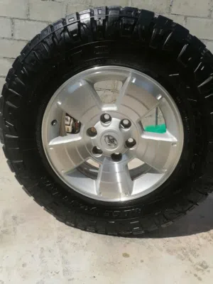 اطارات مع رنجات اصليه أمريكيه ممتازه جدا