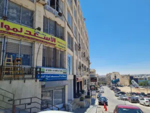 محل 25 متر للايجار في الصويفية في وسط مجمع تجاري حيوي جدا و جميع محلات المجمع مؤجرة