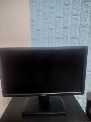 شاشة كومبيوتر نظيفة من شركة ديل...