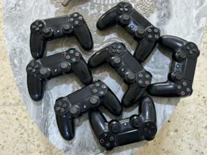 أيادي بلايستيشن 4 مكفولات اسبوع  وخدمه سنه كامله تصليح بنص سعر السوق  وقابل للبدل مع دفع الفرقيه
