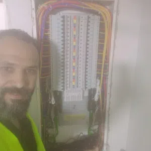 الكهربائي أشرف ابوراشد(اربد).صيانه وتأسيس شقق منزليه 1فاز و صناعي3فاز خدمه 24 ساعه (اربد)