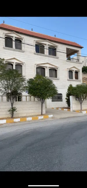 فيلا 3 طوابق في إسكان المهندسين مكونه من 3 طوابق طابقين دوبلكس وطابق منفصل مع أمكانيه بناء طابق رابع
