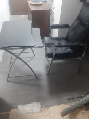 كرسي وطاوله وحامل ملابس وجزامه