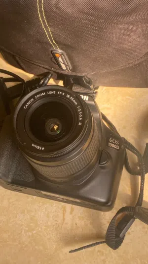 كاميرا كانون Canon EOS 1300D  للبيع بحالة ممتازة مع العدسة