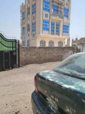 عماره سكنيه مع حوش للايجار