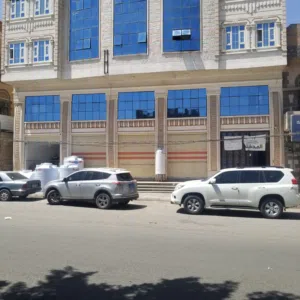 محلات للايجار مع الدور الثاني شارع رئيسي