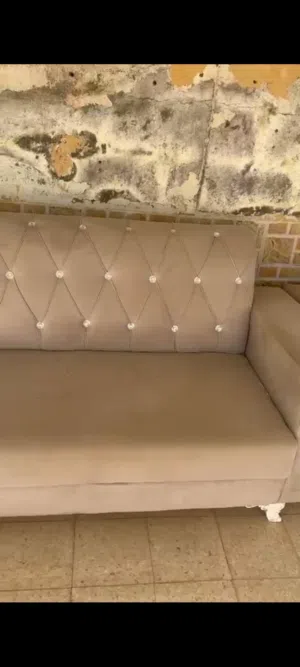 ثلاث كراسي ما فيهن اي شي كراسي زينات   موقع بركاء