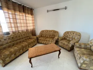 طقم كنب 4 قطع مع الطاولة (قابل للتنجيد و لكن ليس عن طريقنا)