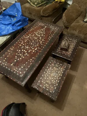 طقم طاولات اسباني شبه جديد ،1 كبيرة و 2 صغار للبيع