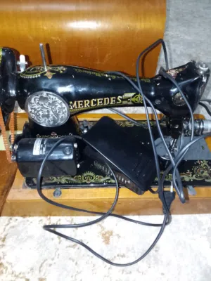 الاسم التجاري: Mercedes. الشركة المصنعة: Janome Sewing Machine Co., Ltd. (شركة يابانية معروفة بصناعة