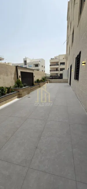 بالقرب من مدارس العالمية شقة فاخرة شبه أرضي 165م مفروشة جزئي في أجمل مناطق طريق المطار / ref 1291